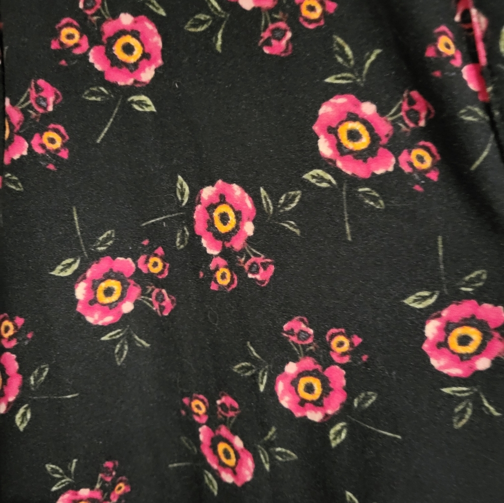 black top with pink flowers - Picture 2 of 4